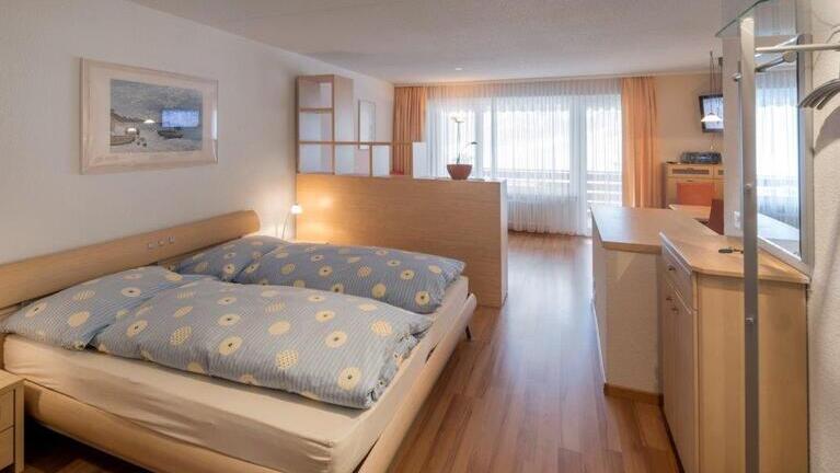 Schlafzimmer, Ferienwohnung Leukerbad, Swiss Engineering | © privat