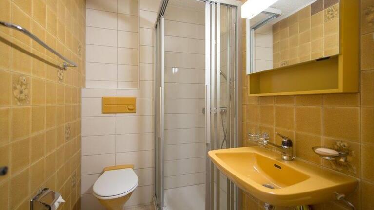 Badezimmer, Ferienwohnung Davos, Swiss Engineering | © Luzia Schär