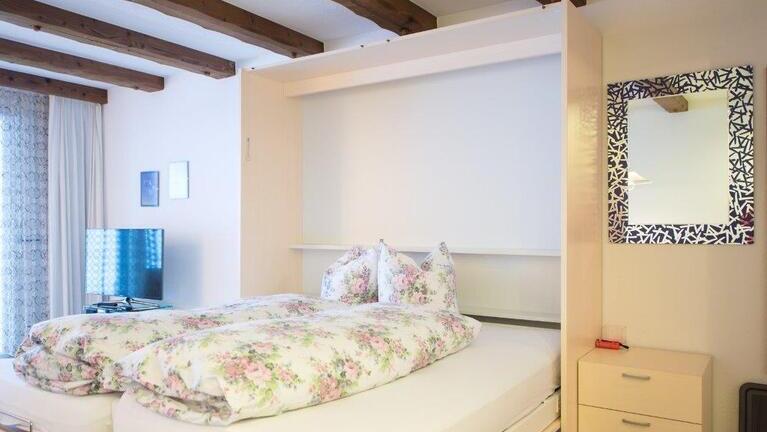 Schlafzimmer, Ferienwohnung Davos, Swiss Engineering | © Luzia Schär