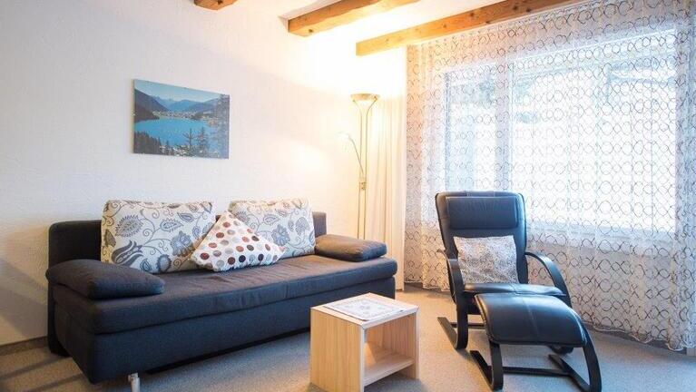 Wohnbereich, Ferienwohnung Davos, Swiss Engineering | © Luzia Schär