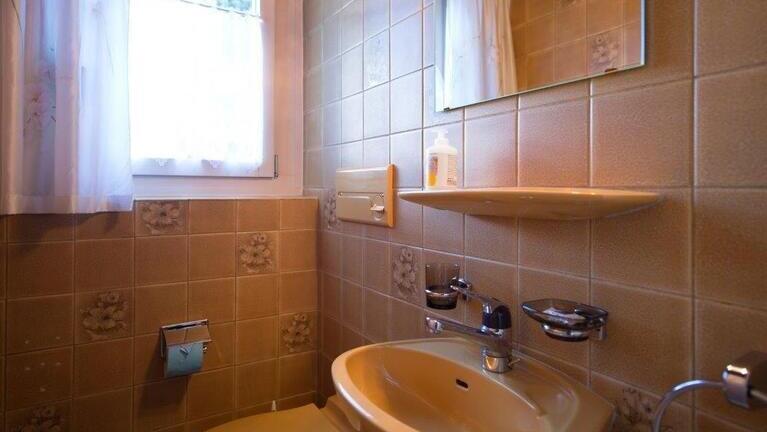 Badezimmer, Ferienwohnung Davos, Swiss Engineering | © Luzia Schär