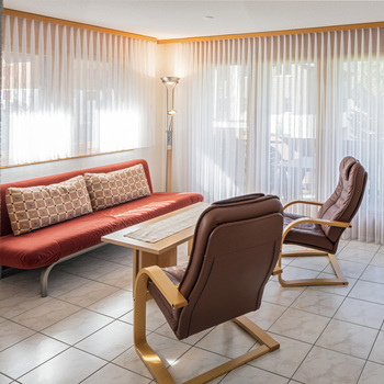 Wohnzimmer, Ferienwohnung Oberwald, Swiss Engineering | © Andermatten Thomas