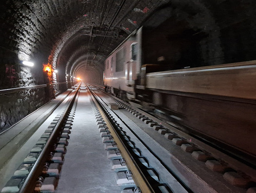 Betonfahrbahn im Lötschberg-Scheiteltunnel. | © BLS