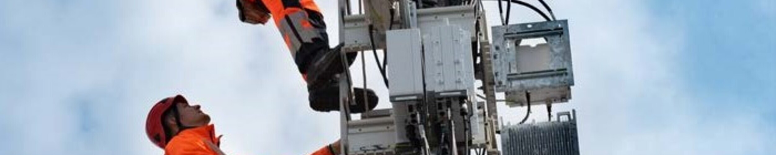 Arbeiten an einem Mobilfunkmast der Swisscom. 5G hat in der Schweiz die Debatte über Mobilfunkabdeckung und Gesundheitsrisiken intensiviert. | © Swisscom