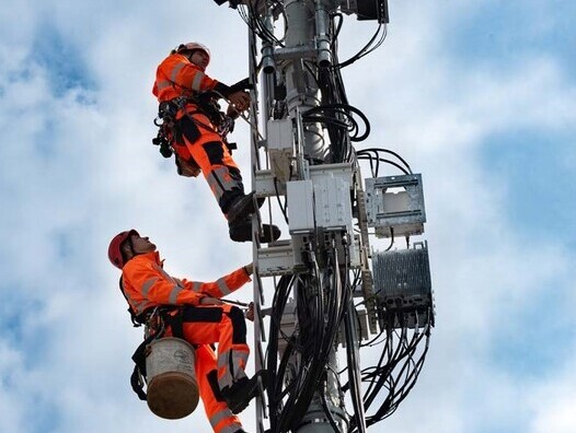 Arbeiten an einem Mobilfunkmast der Swisscom. 5G hat in der Schweiz die Debatte über Mobilfunkabdeckung und Gesundheitsrisiken intensiviert. | © Swisscom