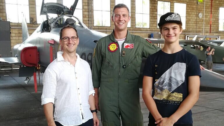 Besuch auf dem Militärflugplatz Emmen. v.l.n.r.: Michael Giger, Serim Wetli, Andri Giger | © FAEL